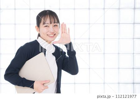 ノートパソコンを持つ看護師や学生、医療事務の応援や呼ぶイメージ　	 112121977