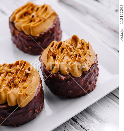 chocolate coffee cakes with caramel 112122268