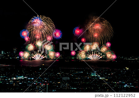 湖に上がる彩鮮やかな花火 112122952