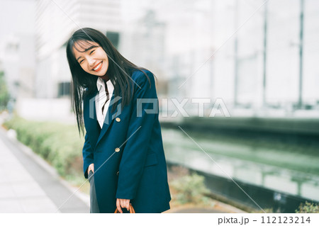 通勤するオシャレなビジネスウーマン 112123214
