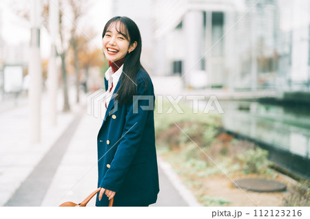 通勤するオシャレなビジネスウーマン 112123216