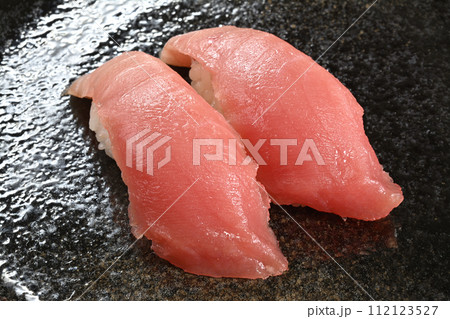 マグロ中トロの握りずし2貫黒バック 112123527