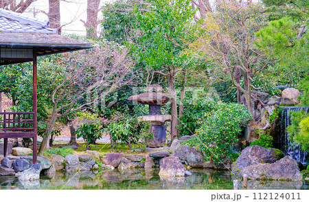 京都、渉成園の檜垣の灯篭 京都、渉成園の檜垣の灯篭 112124011