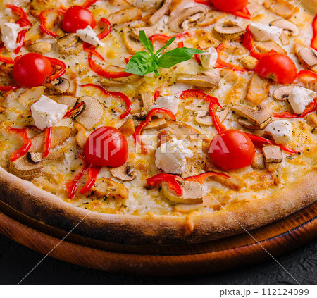 Pizza with chicken and tomatoes 112124099