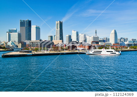 横浜・大さん橋埠頭から見るみなとみらいの風景 112124369