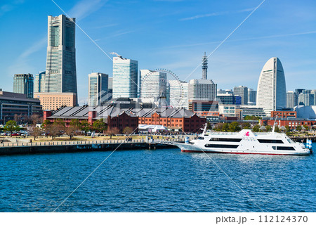 横浜・大さん橋埠頭から見るみなとみらいの風景 112124370
