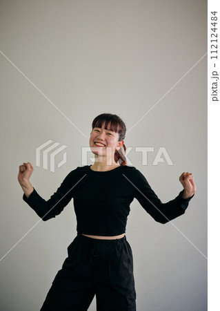 ダンスの練習をする若い女性 112124484