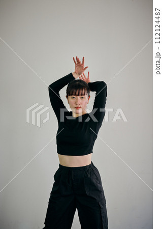 ダンスの練習をする若い女性 112124487