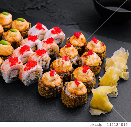 tempura shrimp sushi roll top view tempura shrimp sushi roll top view 112124816