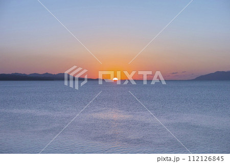 松江市から見た宍道湖の夕日 112126845