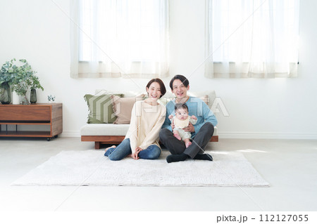 カメラ目線の笑顔の家族 112127055