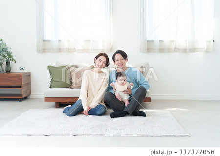 カメラ目線の笑顔の家族 カメラ目線の笑顔の家族 112127056