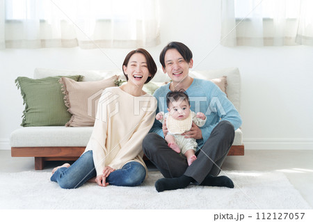 カメラ目線の笑顔の家族 112127057