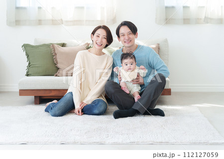 カメラ目線の笑顔の家族 112127059