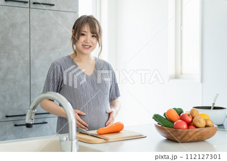 キッチンで料理をするアジア人女性・妊婦・プレママ 112127301