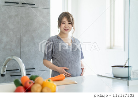 キッチンで料理をするアジア人女性・妊婦・プレママ 112127302