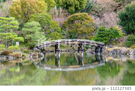 京都、渉成園の侵雪橋 京都、渉成園の侵雪橋 112127385