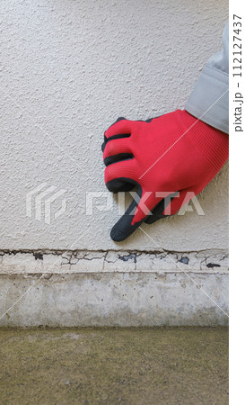 外壁目地の劣化を点検する作業員 112127437