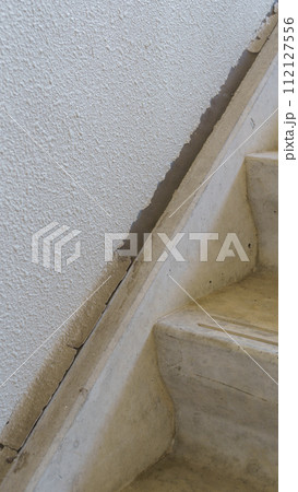 階段と外壁の目地の劣化 112127556