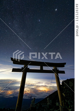 富士山・吉田登山道山頂の鳥居と星空・雲海と町明かり 富士山・吉田登山道山頂の鳥居と星空・雲海と町明かり 112128149