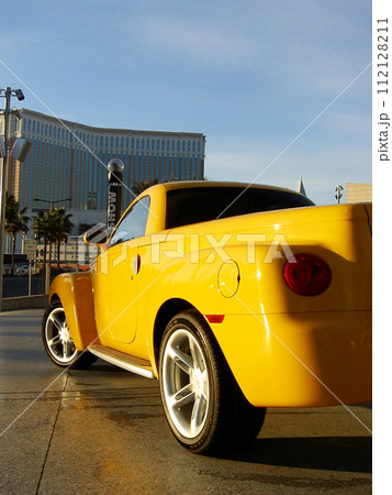 黄色い車のある風景 112128211