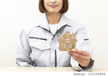 作業服を着た女性 作業服を着た女性 112128889