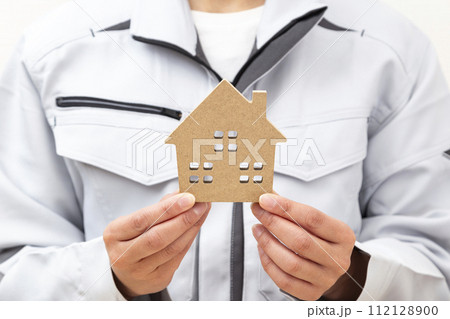 作業服を着た女性 112128900