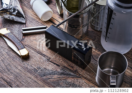 木製テーブルの上のラジオと防災グッズ 112128902