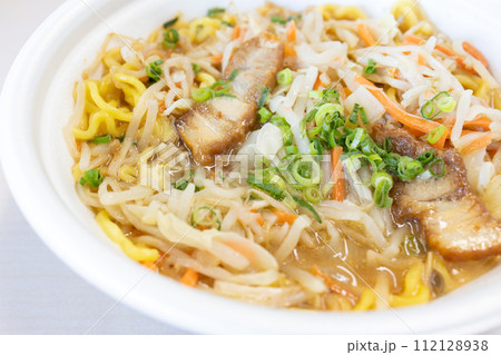 おいしいカップ麺の野菜味噌ラーメン おいしいカップ麺の野菜味噌ラーメン 112128938