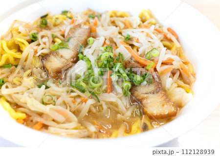 おいしいカップ麺の野菜味噌ラーメン 112128939