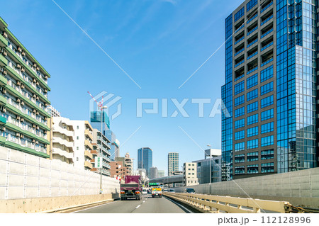 晴天の中を走る高速道路 晴天の中を走る高速道路 112128996