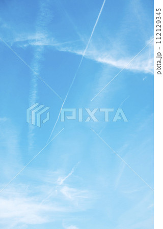 春の空 飛行機雲 青空 空素材 【神奈川県】 春の空 飛行機雲 青空 空素材 【神奈川県】 112129345