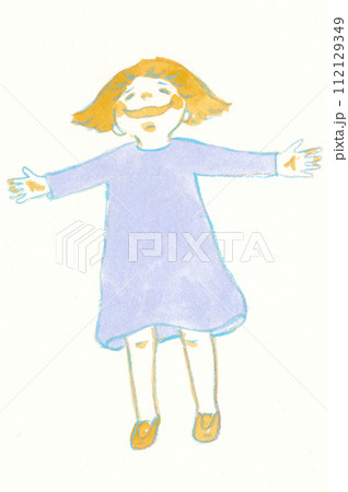 爽やかな風の中、心地よく光を感じる女の子 112129349