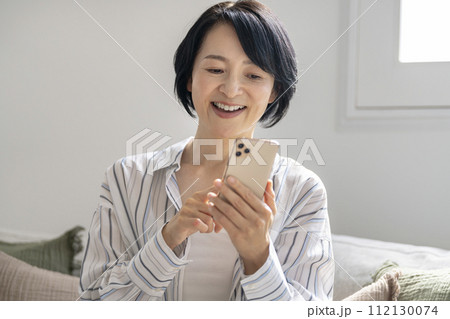 スマートフォンを持ったアラフィフの女性 スマートフォンを持ったアラフィフの女性 112130074