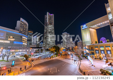 日本の横浜都市景観 桜木町駅前から横浜ランドマークタワーなどみなとみらいの街を望む（夜景） 112130245