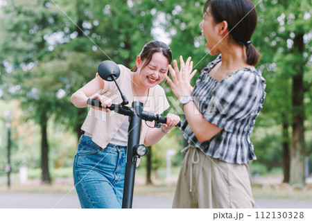 電動キックボードで歩行者と衝突 交通事故イメージ 電動キックボードで歩行者と衝突 交通事故イメージ 112130328