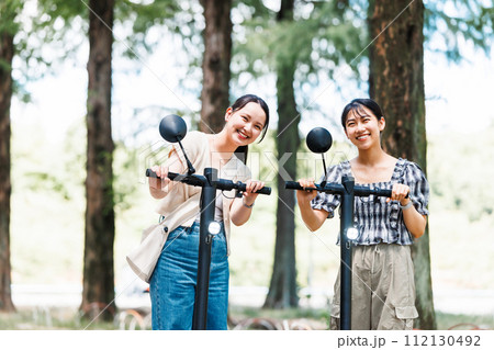 女子旅　電動キックボードで観光する女性 112130492