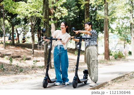 女子旅　電動キックボードで観光する女性 112130846
