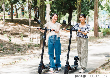 女子旅　電動キックボードで観光する女性 112130865