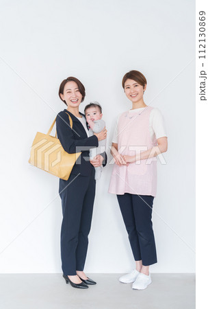 保育園に子供を送迎するママと保育士 保育園に子供を送迎するママと保育士 112130869