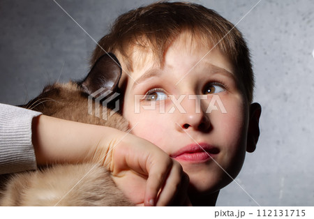 The little boy hugged the cat to himself. The little boy hugged the cat to himself. 112131715