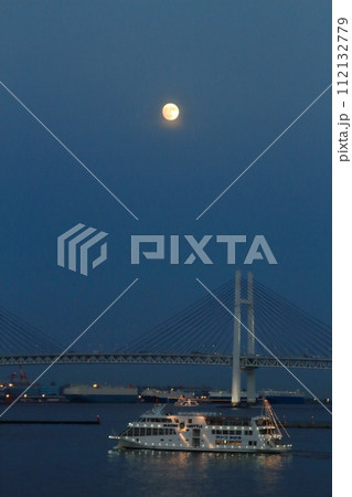 満月の夜の横浜の海とベイブリッジ 満月の夜の横浜の海とベイブリッジ 112132779