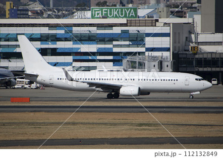 伊丹空港でタキシングするボーイング737型機 112132849