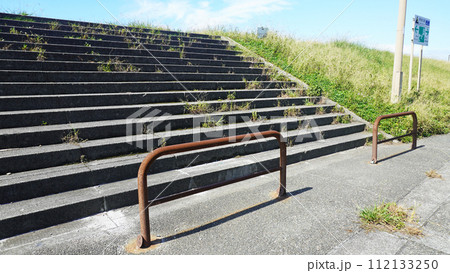 堤防階段と錆びる車止め柵(静岡県沼津市千本浜公園) 堤防階段と錆びる車止め柵(静岡県沼津市千本浜公園) 112133250