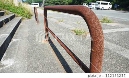 錆びる車止め柵（静岡県沼津市千本浜公園） 112133255