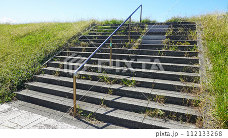 千本浜にある堤防にある階段(静岡県沼津市千本浜公園) 千本浜にある堤防にある階段(静岡県沼津市千本浜公園) 112133268