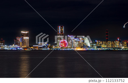 ベイブリッジからの横浜　みなとみらいの夜景 112133752