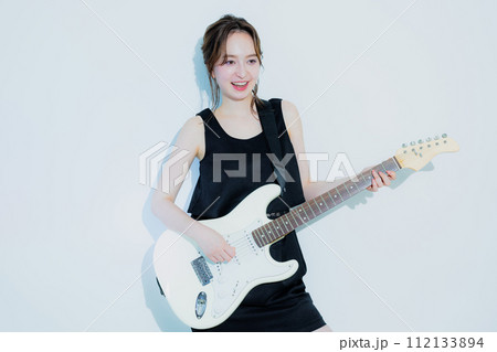 エレキギターを弾く女性　 112133894