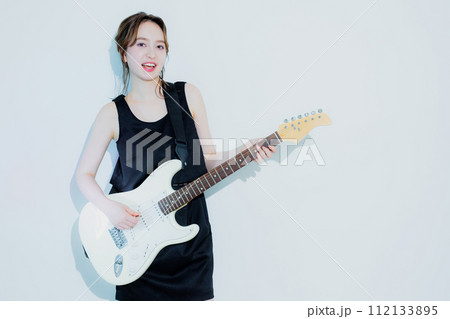 エレキギターを弾く女性　 112133895