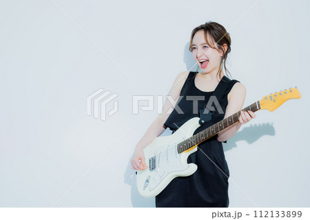 エレキギターを弾く女性　 112133899